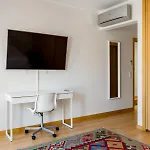 Upscale On Edge Of Old Fishing Village Apartman *