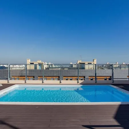 Upscale On Edge Of Old Fishing Village 아파트