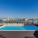 Upscale On Edge Of Old Fishing Village Lejlighed