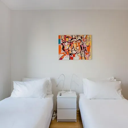 Upscale On Edge Of Old Fishing Village Lejlighed